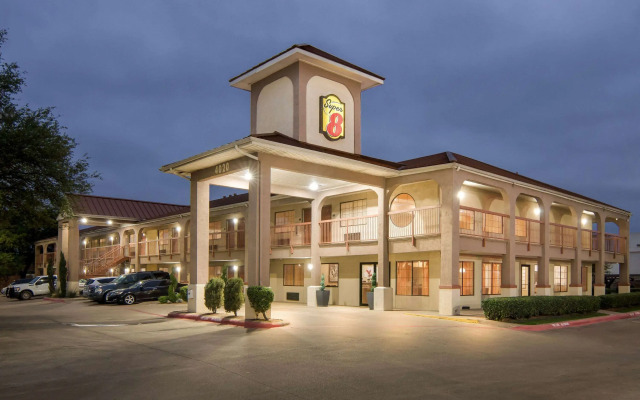 Super 8 by Wyndham Grand Prairie Southwest