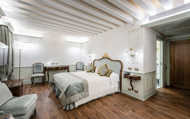 Monaco & Grand Canal Hotel
