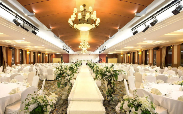 Sun Cruise Resort and Yacht