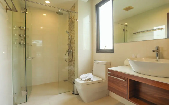 Chic Condo Just 100m from the Shore c130