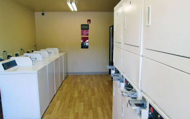 HomeTowne Studios by Red Roof Dallas - Mesquite