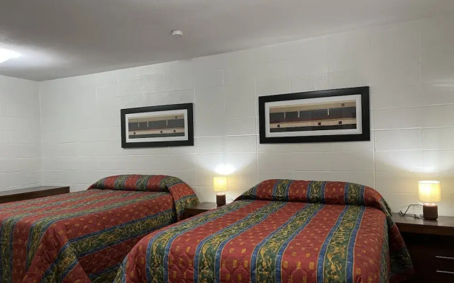 Driftwood Inn and Lodge by the lake