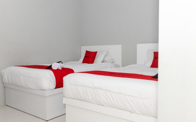 RedDoorz Plus near Transmart Kairagi Dua Manado – Guest Rooms – Manado