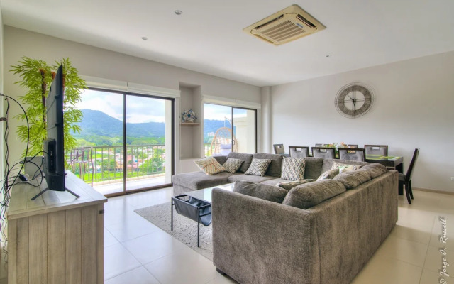 Luxurious and Warm Condo Just Step From the Beach!