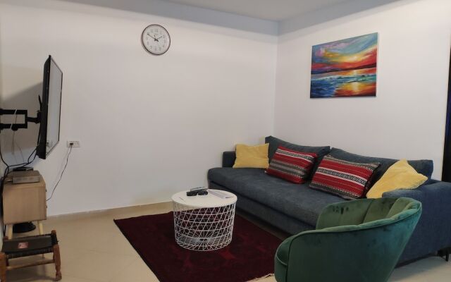 Private & Spacious Apt w Queen Beds PRKG