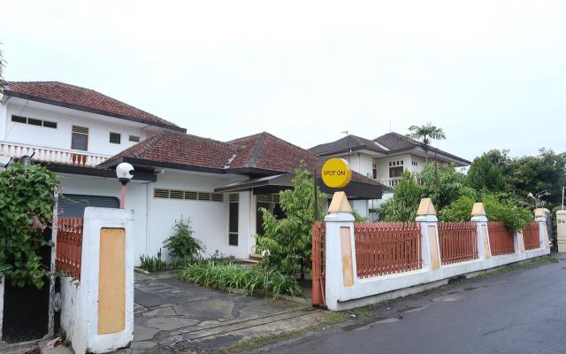 OYO 2268 Tim-tim Homestay SyariahNearUniversitas Gadjah Mada