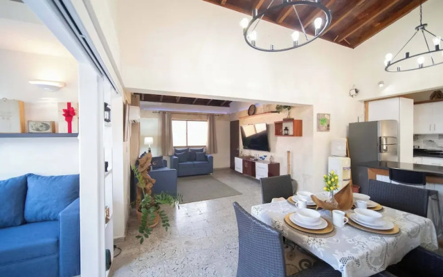 Colonial 2BR Apartment 2mins Walk to Beach!