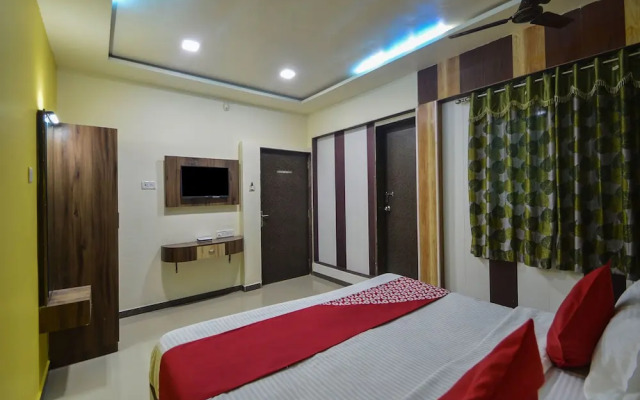 OYO 16076 Hotel Happy Day