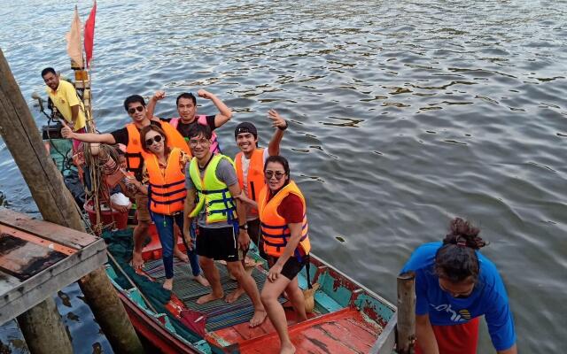 Rub Lom Chom Klong  by Fisherman Village