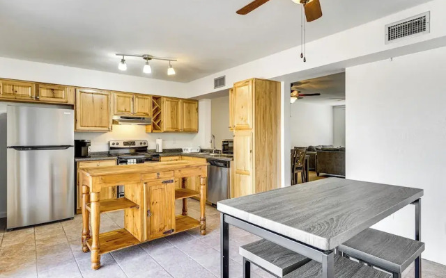 4 Mi to Downtown Tucson: Peaceful Townhome!