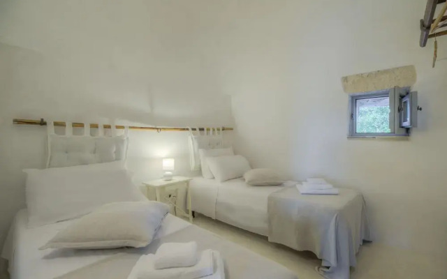 Trullo Grotta Cisternino by Typney