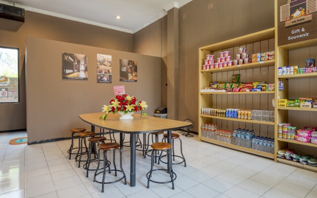 RedDoorz Hostel near Malang Train Station 3