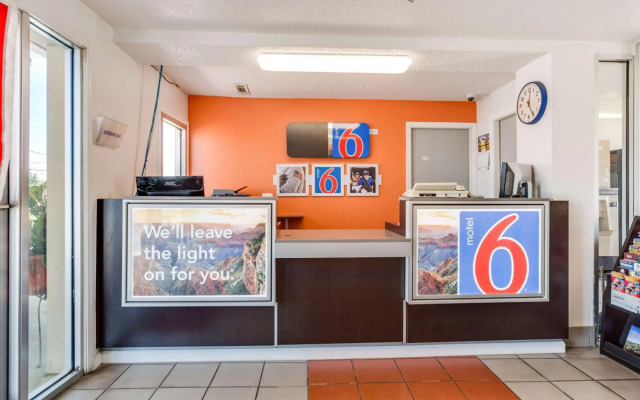 Motel 6-Fayetteville, AR