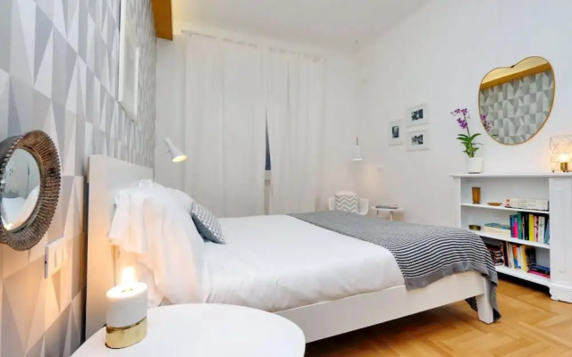 Elegant flat for 8 near Colosseum