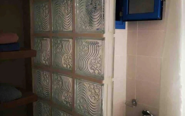 1 Bed Apt - Sleeps 2 - Free Parking - Sea View