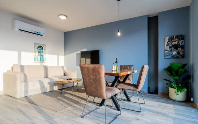 w Exceptional 1BR With Balcony in Casco View