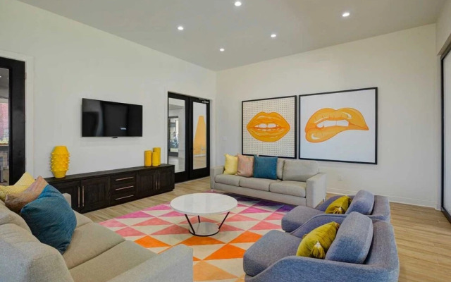The Elvis Presley Urban Luxury Apts Austin