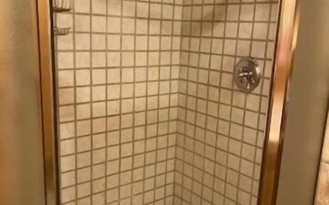 Crooked Pine Cabin With Swing and Hot Tub on the Deck by Redawning