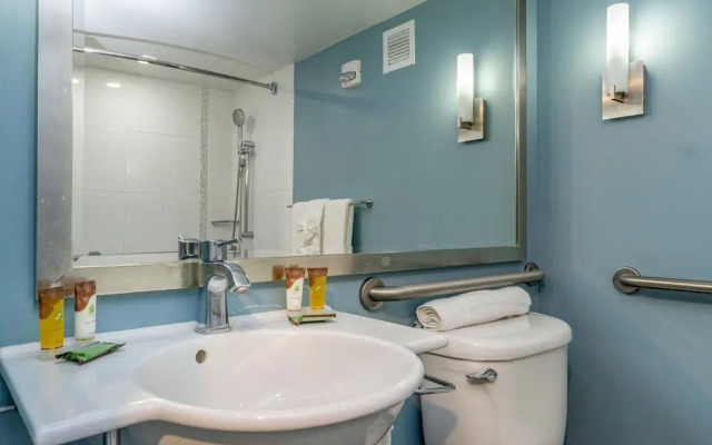 Ala Moana Hotel Room Near Beach