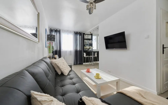 Black & White Studio by Renters