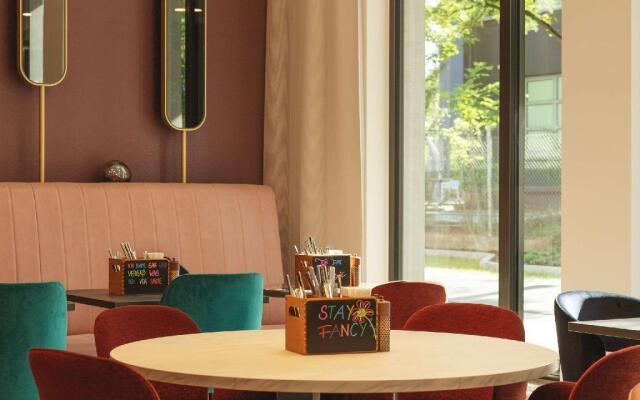 Holiday Inn, the niu - Loco Munich North by IHG
