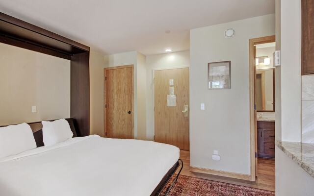 River Mtn Lodge E116C - Studio Condo by RedAwning