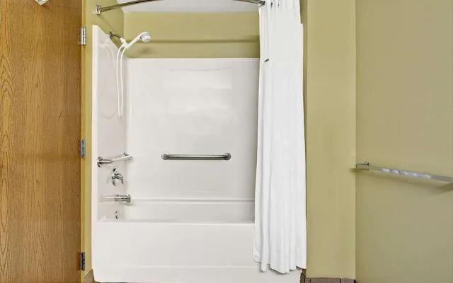 Days Inn & Suites By Wyndham Niagara Falls/Buffalo