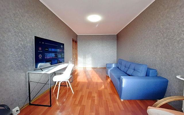 2-комнатная квартира с кроватью и диваном и ванной Сеть апартаментов Alex Apartments Бесконтактное заселение 24-7