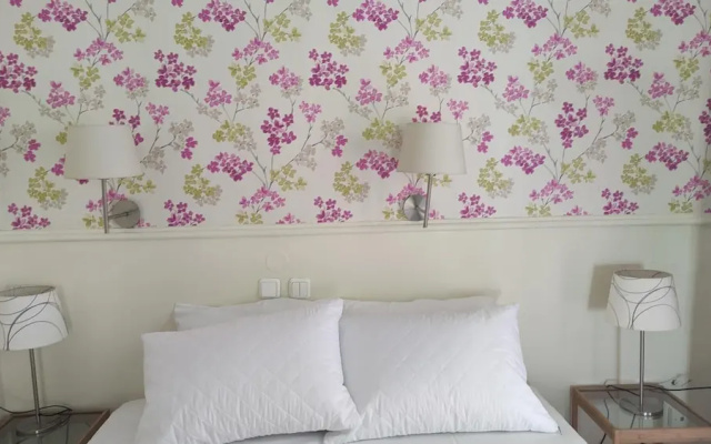 Okeania Seafront Rooms in Kamena Vourla