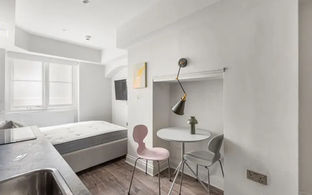Modern Studio at Inverness Terrace