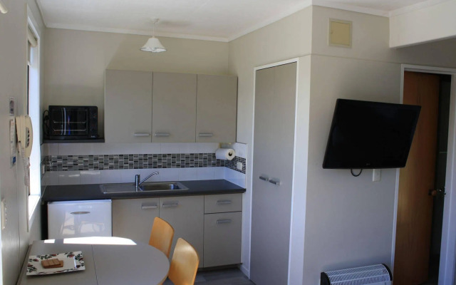 Pohara Beachfront Motel