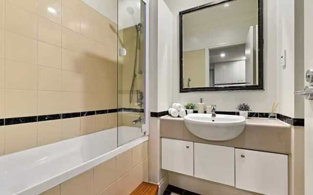 Spacious Retreat On Queen Street With Gym And Pool