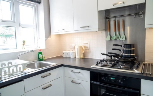 Contractorscleancharming 2-bed House in Coventry