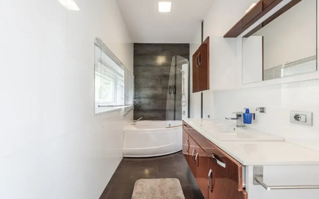 Exclusive Lake Villa