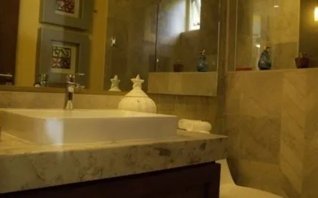 Luxury Condo V177 Romantic Zone