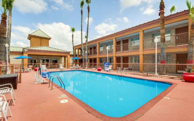 Econo Lodge Inn & Suites Eagle Pass