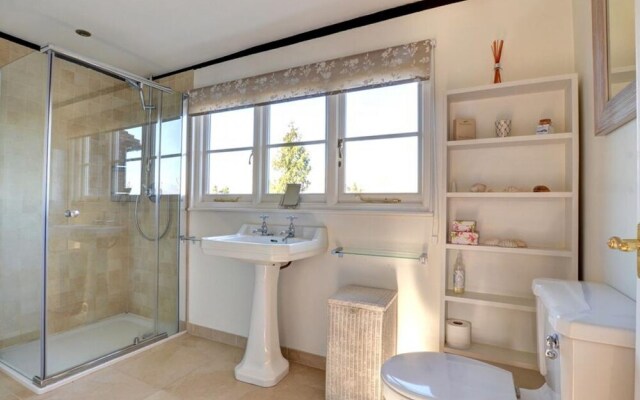 Stunning Holiday Home in Robertsbridge with Private Garden