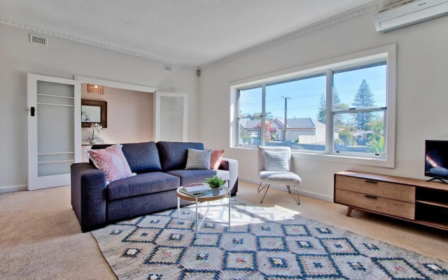 Adelaide Beachside 4 Bedroom House With Parking