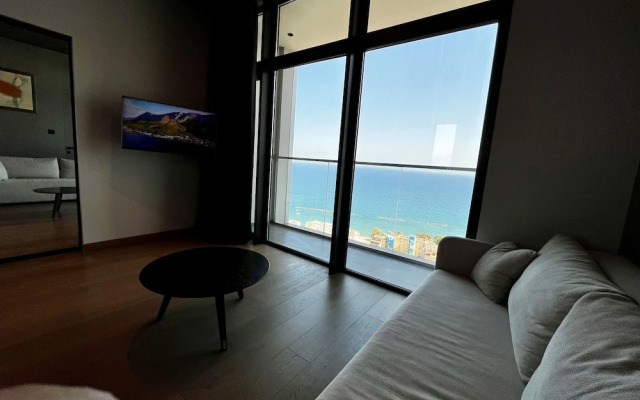 128 LIM - 2006 Stay Only Tower Suite