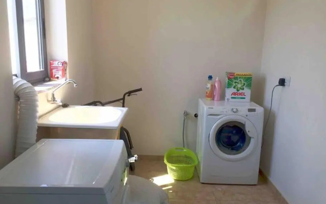 May Flower: Modern Flat close to Airport/Bus Stops