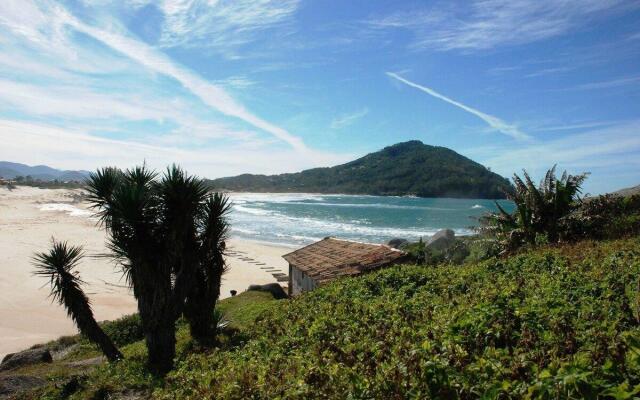 Casa com jardim perto da praia - Ferrugem Garopaba