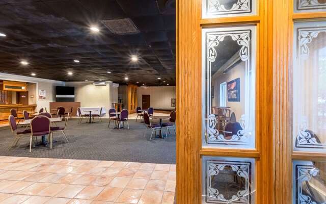 Rodeway Inn & Suites