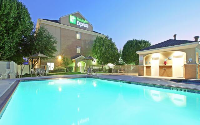 Holiday Inn Express & Suites DFW - Grapevine by IHG
