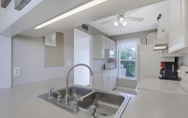 Bright Condo in Community With Pool/steps to Beach