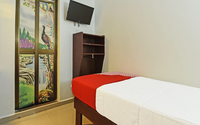 OYO 90572 J Hotel Masjid India