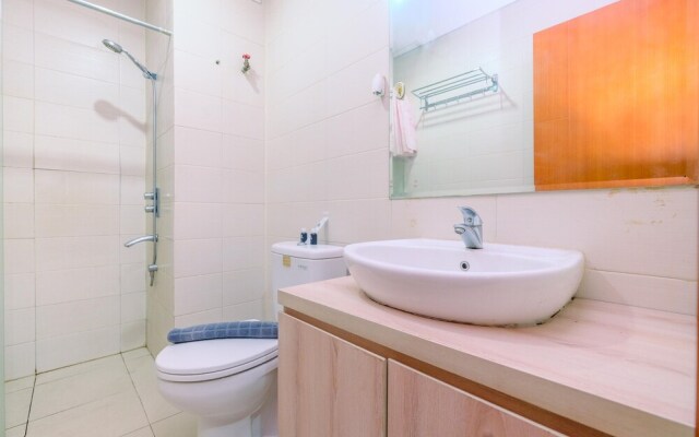 Nice And Comfort 2Br Apartment At Woodland Park Residence
