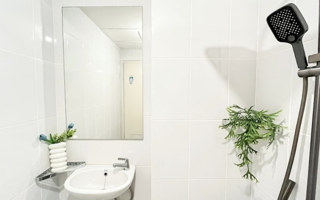 Minimalist And Cozy 2Br Apartment Tokyo Riverside Pik 2 Near Tokyo Hub – Bathroom – Jakarta