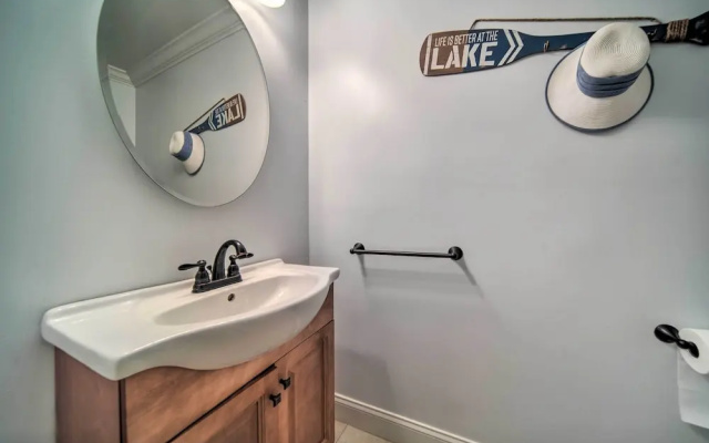 1 Block to Bridge Street: Lake Erie Vacation Home!