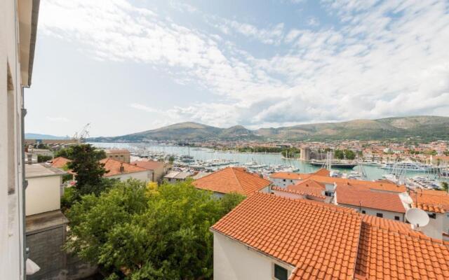 The best OLD TOWN view apartment, 5 min walk, parking (2+2)