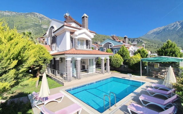 Arnna Villa 4 by Villa Buketi